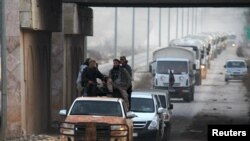 Felkelők kísérnek egy segélykonvojt Idlib tartományban, Szíriában 2016. február 17-én