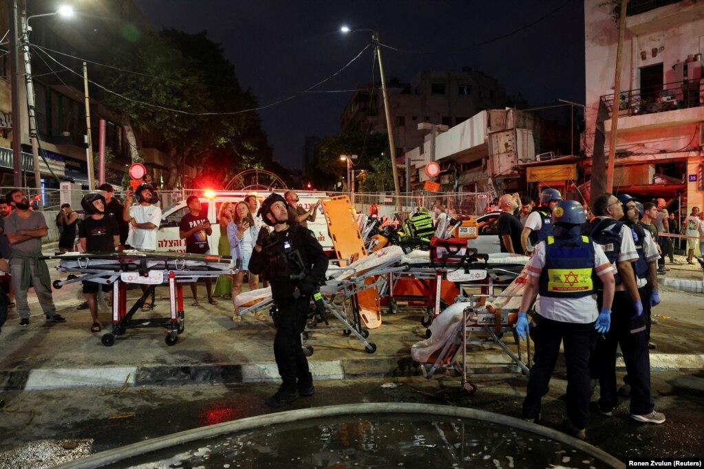 Personeli i emergjencave duke u angazhuar pas lëshimit të raketave nga Irani drejt Izraelit, në Tel Aviv, më 16 qershor.