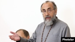 Միքայել արքեպիսկոպոս Աջապահյանը դատարանում, արխիվ