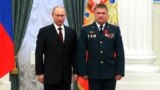 Владимир Путин и Валерий Асапов, только что получивший из рук президента орден "За заслуги перед Отечеством". Кремль, 2013 год