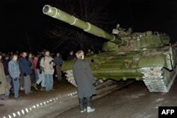 Літовец спрабуе спыніць савецкі танк. Вільня, студзень 1991 году.