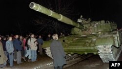 Sowet gyzyl armiýasynyň öňünde duran litwaly demonstrant. Arhiwden alnan surat