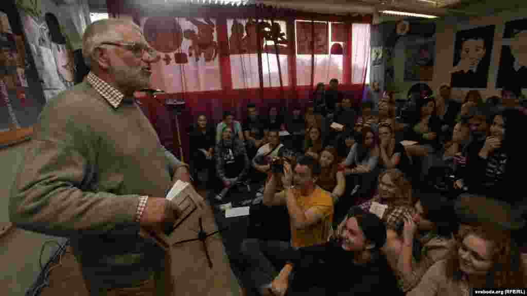 Пётра Садоўскі выступае на 10-гадовым юбілеі «Бібліятэкі Свабоды». Менск, 2010 год </br><br>