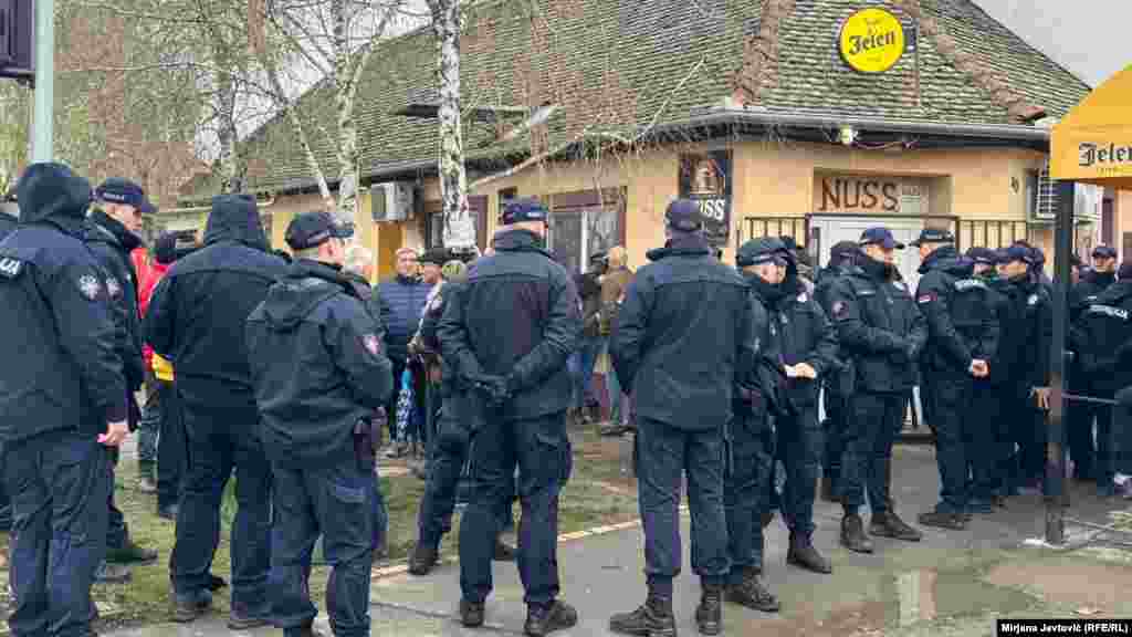 Policija je raspoređena i ispred biračkih mesta u Kuli, 29. mart 2026.