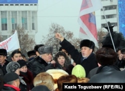 Хасен Кожа-Ахмет выступает на стихийном митинге протеста против расстрела демонстрации Жанаозене. Алматы, 17 декабря 2011 года.