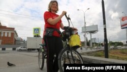 Наталья Иванова во время велопробега в Новосибирске