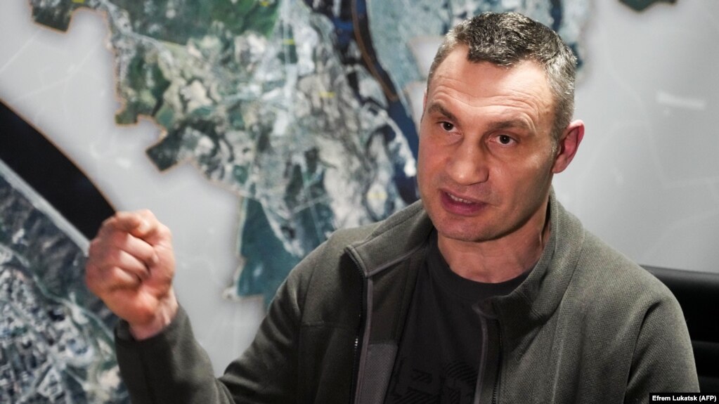 «Київ продовжує перебувати під прицілом ворога. Вчорашня атака, ракети в мирні будинки – тому свідчення», – сказав Віталій Кличко