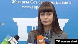 Жоғарғы соттың ресми өкілі Оксана Петерс баспасөз мәслихатында. Астана, 26 наурыз 2012 жыл.