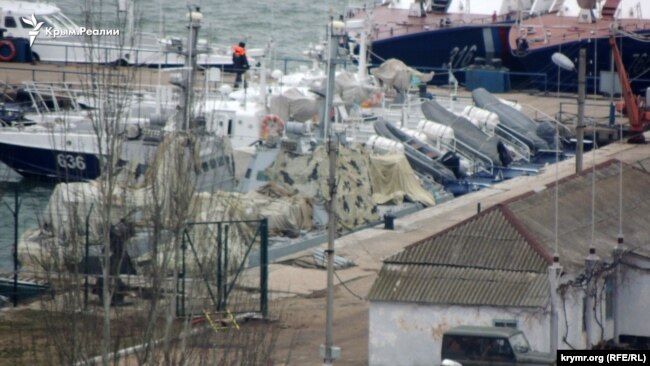 Украинские военные корабли под маскировочной сетью в Керчи, февраль 2019 года