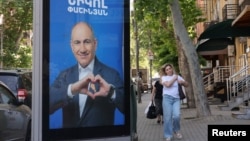 Yerevanda Paşinyanın seçki plakatı