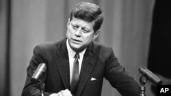 جان اف کندی، سی‌وپنجمین رئیس‌جمهوری آمریکا، در ۴۶ سالگی ترور شد.