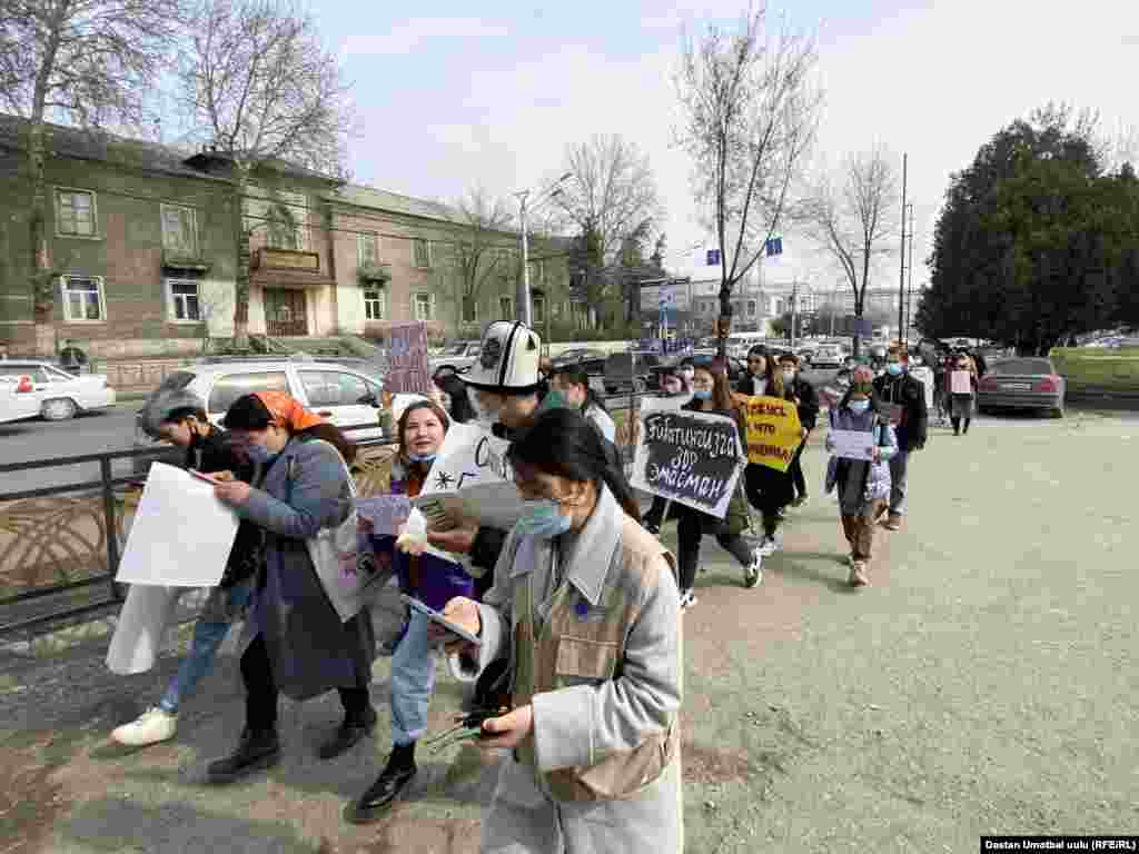 Оштогу маршта кыздар өзбекче плакаттарды да көтөрүп чыгышкан.&nbsp;