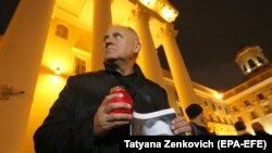 Mikalaý Statkewiç sowet repressiýalarynyň pidalaryny ýatlamak boýunça aksiýa gatnaşýar, Minsk, 29-njy oktýabr, 2017. 