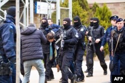 (Arrestimi i Marko Gjuriq nga Policia e Kosovës, i cili kishte hyrë në Kosovë pa lejen e institucioneve të Kosovës, AFP)
