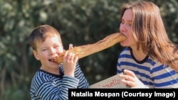 Наталія Моспан із сином та її першою французькою книжкою