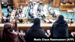 Бетін бүркеп жауып алған әйелдер Дания парламентіндегі бетті бүркеп жабатын тыйым салатын заңды талқылауды тыңдап отыр. Копенгаген, 31 мамыр 2018 жыл.