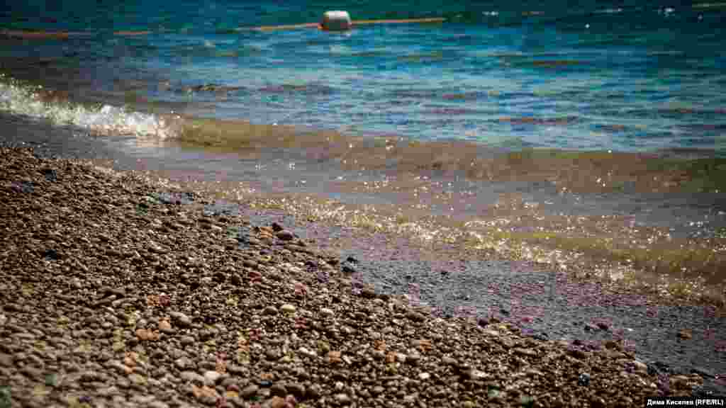 Камни в море и на берегу