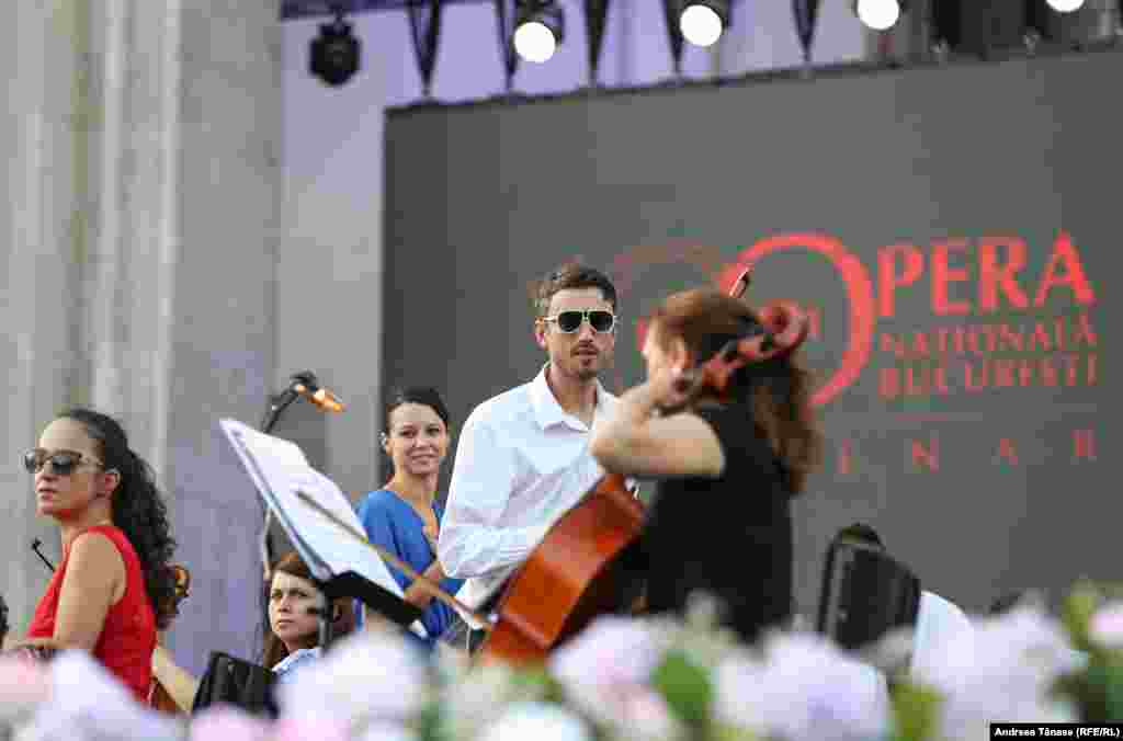 Muzicieni discută în timpul repetițiilor pentru concertul de deschidere al festivalului &bdquo;Promenada Operei&rdquo;.