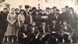Жүрсін Тастекеев (жоғарыда сол жақтан бірінші тұр) курстастарымен бірге. Алматы, 1986 жылы түсірілген сурет.