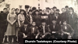 Жүрсін Тастекеев (жоғарыда сол жақтан бірінші тұр) курстастарымен бірге. Алматы, 1986 жылы түсірілген сурет.