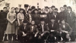 Журсин Тастекеев (по центру выше) с однокурсниками. Алматы, 1986 год.