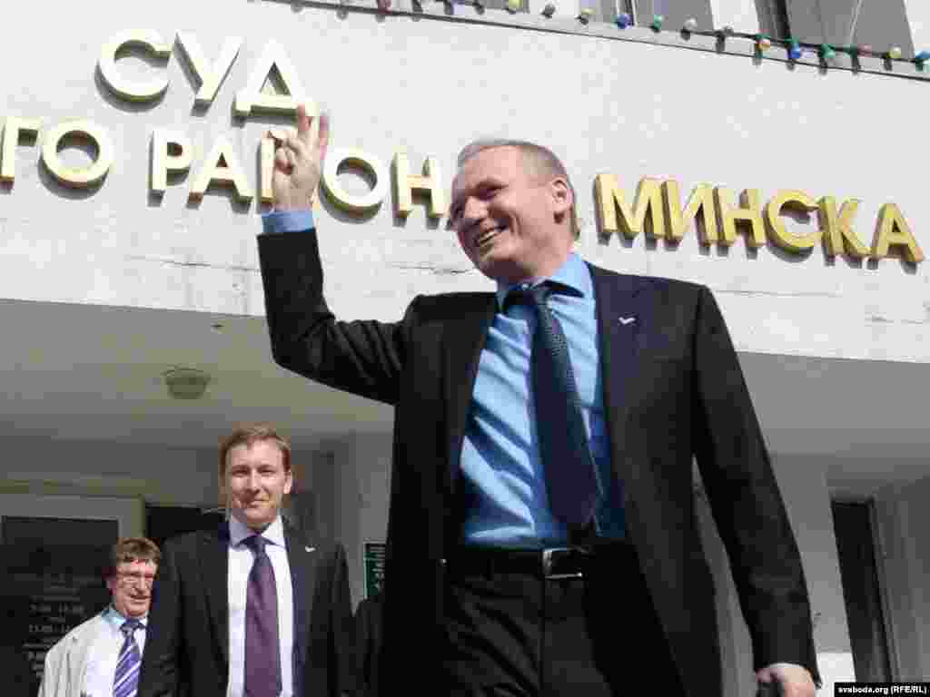 Уладзімер Някляеў каля суду 20 траўня 2011 году.