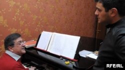 დუეტ „ჯორჯიას“ სოლისტი რატი დურგლიშვილი კომპოზიტორ ოთარ ტატიშვილის ახალ სიმღერას, რომელიც ვანკუვერში ტრაგიკულად დაღუპული მოციგავის ნოდარ ქუმარიტაშვილის ხსოვნას ეძღვნება, პირველად უსმენს და კომპოზიტორის აკომპანემენტით პირველ აკორდებს მღერის