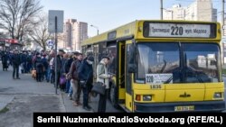 Вранішні черги на зупинках громадського транспорту, Київ, 19 березня 2020 року