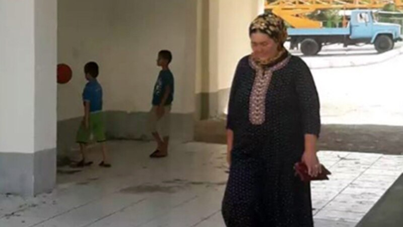 Türkmenistanyň pul ugratmak çäklendirmeleri ene-atalary, talyplary ‘köseýär’