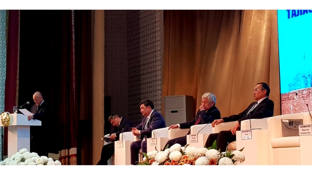 Кыргызстандык профессор Медеткан Шеримкулов баяндама жасоодо. ТаразМУ. 14-ноябрь, 2019-жыл.