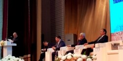 Кыргызстандык профессор Медеткан Шеримкулов баяндама жасоодо. ТаразМУ. 14-ноябрь, 2019-жыл.