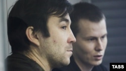 Российские военные Евгений Ерофеев (слева) и Александр Александров во время заседания суда. Киев, архивное фото
