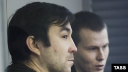 Російські військові Євген Єрофеєв (ліворуч) та Олександр Александров під час засідання суду. Київ, архівне фото