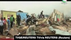 Televizija je emitovala snimke ljudi koji traže preživele u ruševinam
