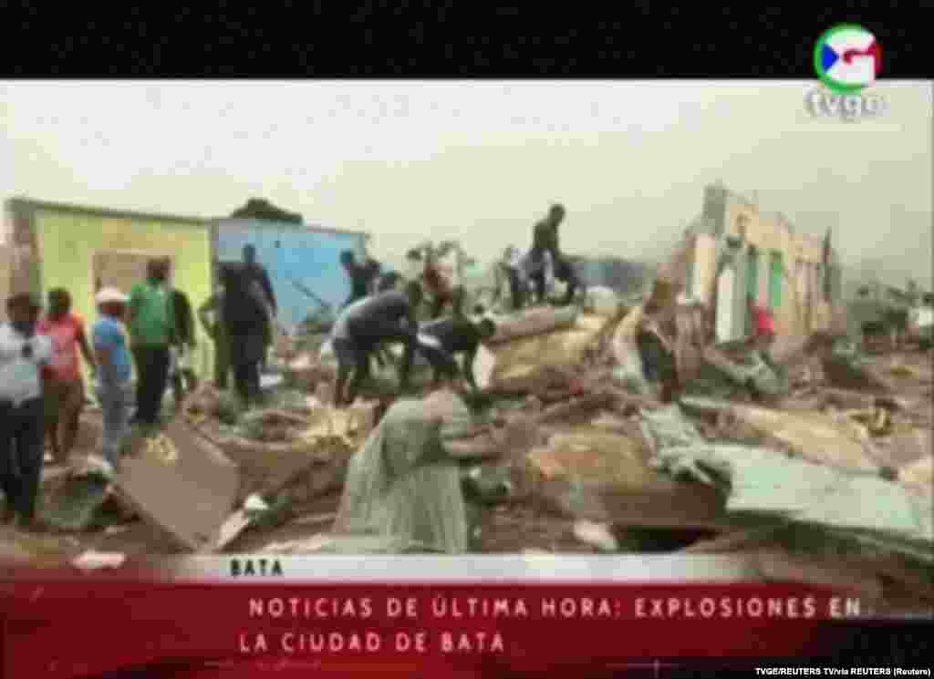 ЕКВАТОРИЈАЛНА ГВИНЕЈА - Најмалку 15 лица загинаа, а околу 500 беа повредени во серијата експлозии во Екваторијална Гвинеја што се случија во неделата во близина на воената касарна во главниот град Бата. Експлозиите биле предизвикани од небрежност при складирање на динамит во касарната, изјави претседателот Теодоро Обианг Нгуема, пренесува Би-Би-Си.