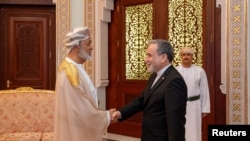 Ministri i Jashtëm iranian, Abbas Araqchi, takohet me sulltanin e Omanit, Haitham bin Tariq Al Said, në Pallatin Al Baraka në Muscat, 26 prill.
