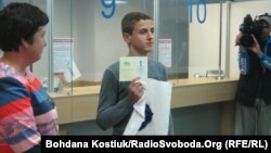 Один із тих 16-річних українців, які отримали у четвер свій перший паспорт