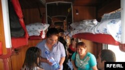 Вагон кузатувчилари ҳам¸ йўловчилар ҳам йўл бўйи чегарачи ва божхоначиларнинг қўполлигидан шикоят қилишади.