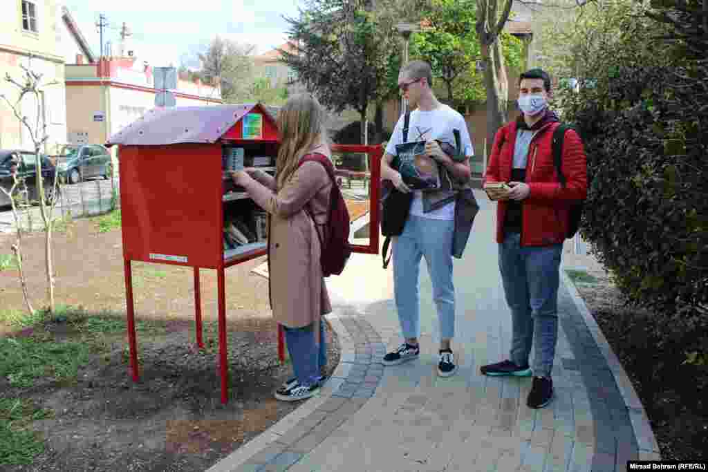 Troje učenika Gimnazije Mostar se interesira za uličnu biblioteku