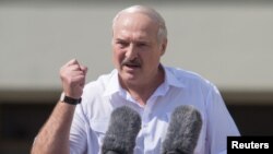 Lukaşenka öz öňe sürmelerini delillendirmek üçin hili subutnama getirmedi.