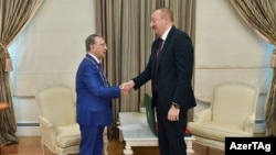 Prezident İlham Əliyev Ramiz Mehdiyevi "Heydər Əliyev" ordeni ilə təltif edir, 23 oktyabr 2019