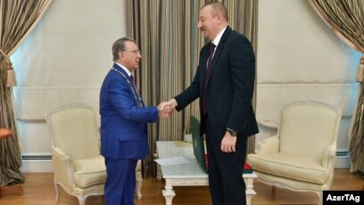 Ramiz Mehdiyev (sol) İlham Əliyevin mükafatlandırlması zamanı, 23 oktaybr 2019