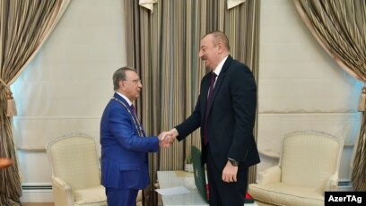 İlham Əliyev Ramiz Mehdiyevə “Heydər Əliyev” ordeni verərkən, 23 oktyabr 2019