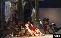 Сцена из оперы Вагнера "Тангейзер" в Новосибирском театре оперы и балета