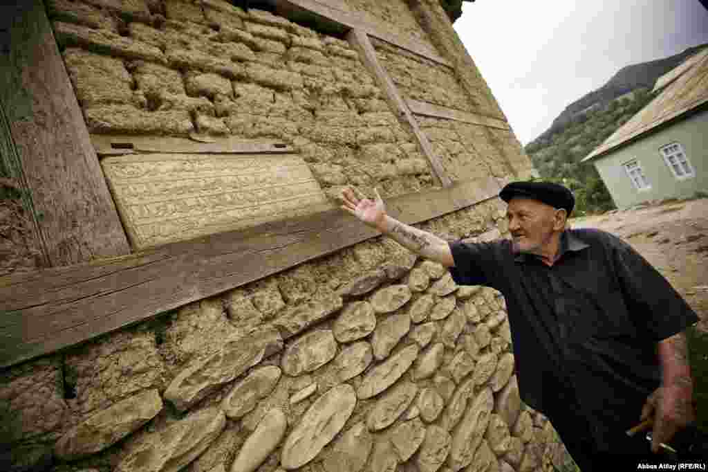 Qapısı bağlı, taleyi qara başqa bir dini və tarixi abidə. Qusarın Mucuk kəndindəki XIX əsrə aid malçıq məscid. Qapısı bağlı, pəncərələri hörümçək toru ilə qapalıdır.Halbu ki, bir az "əl gəzdirməklə" onu bərpa edib bir tarixi eksponanta çevirmək olar.