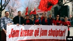 Makedonija je u osnovi bilingvalna od 2008: Na fotografiji Albanci sa natpisom 'Ponosan sam što sam Albanac' ispred Ambasade Makedonije u Tirani, mart 2017.