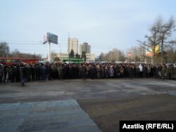 Һәйкәл каршына җыелган халык