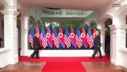 Trump dhe Kim shtrëngojnë duart