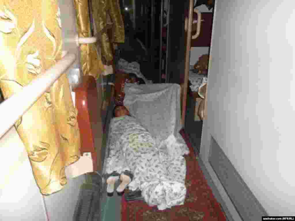 Çagalar otlynyň koridorlarynda uklaýarlar.