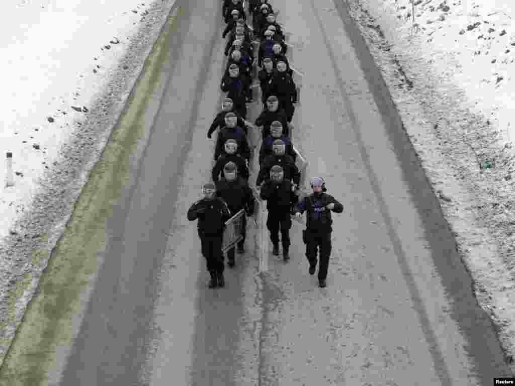 Kosovo - Snage interventne policije na protestima koje organizira stranka "Vetevendosja" (samoopredjeljenje) u Podujevu, 22.01.2012. Foto: Reuters / Hazir Reka  
